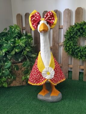 Daisy Print Porch Goose Outfit With Bow Summertime
